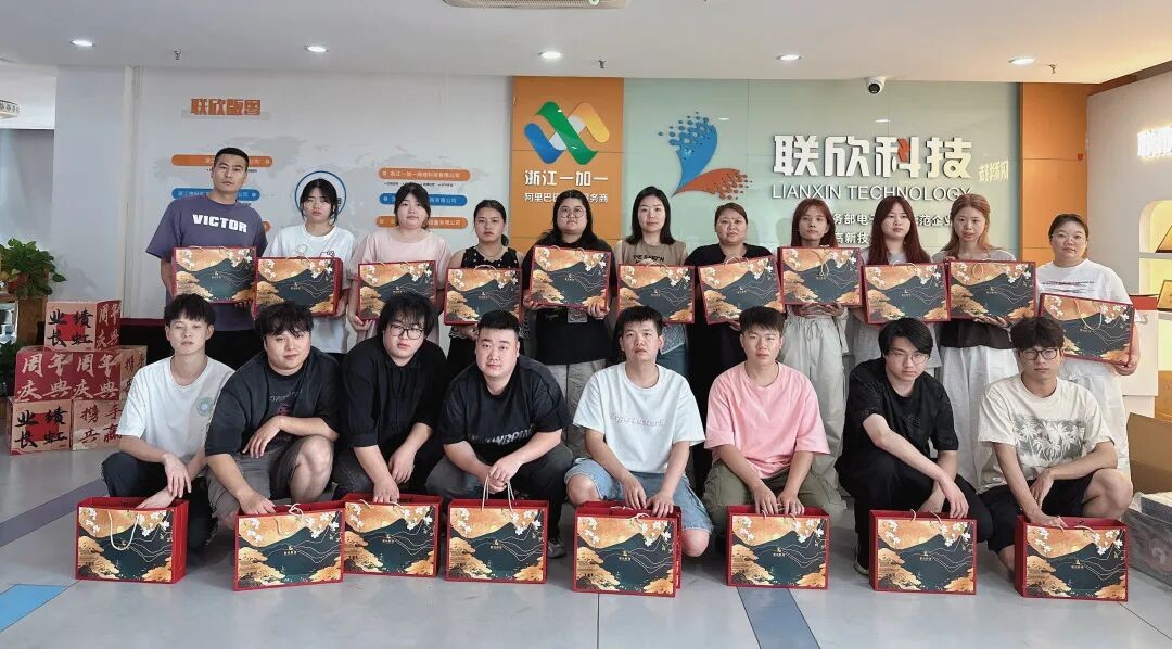 山河锦绣贺华诞，月色皎洁庆团圆，愿家国同庆，好事成双，恭祝大家双节安康，喜乐常伴！